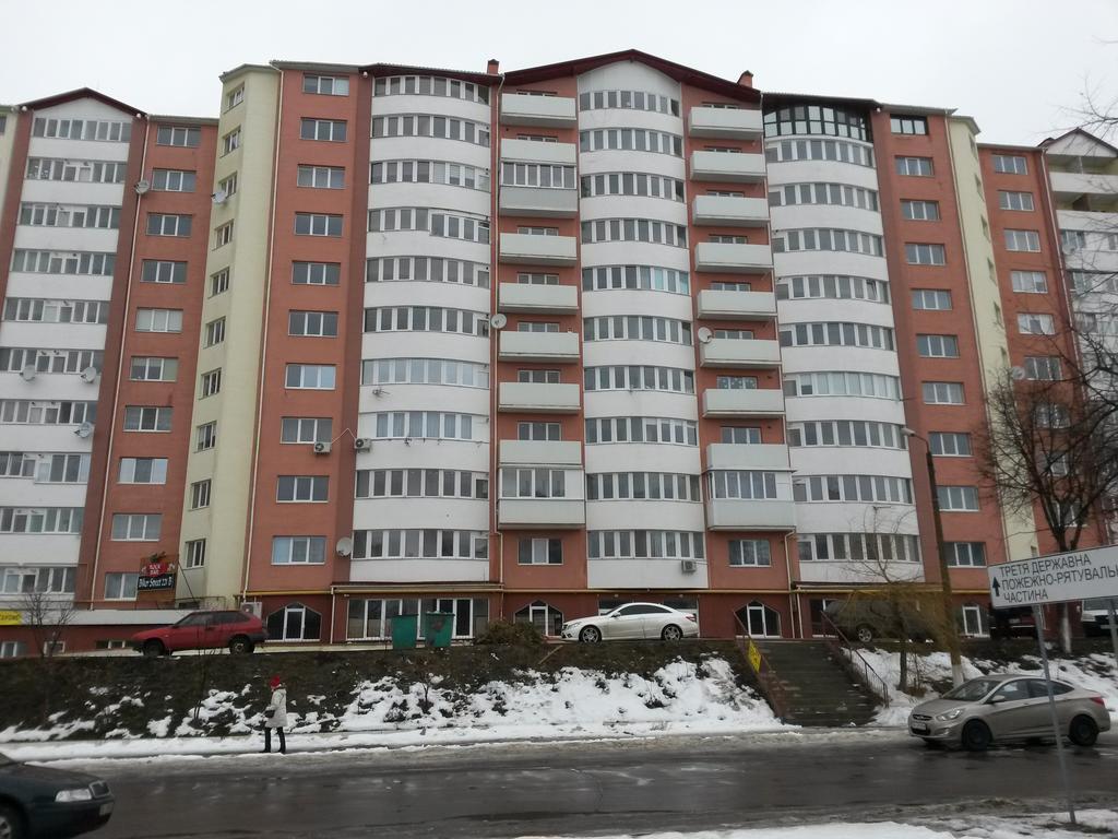 Apartment On Demyanchuka 1A 罗夫诺 外观 照片